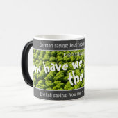 サラダを持って間抜け- transl.ドイツ語! モーフィングマグカップ (正面左)