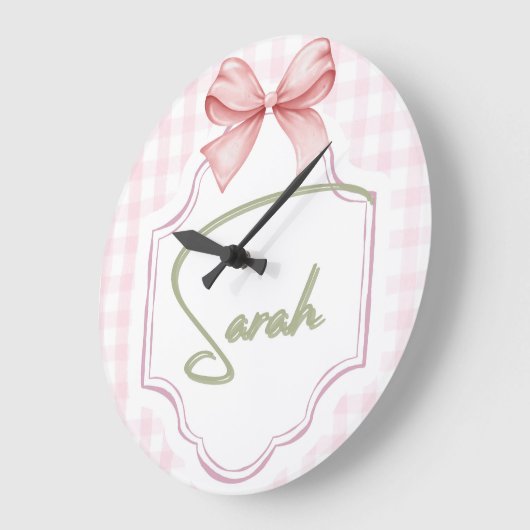 サラパーソナライズされたベビーガール子供部屋ボウ&ジンガム ラージ壁時計 (傾斜)
