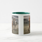 サラブレッウマ科のドが競馬に勝つ マグカップ (中央)