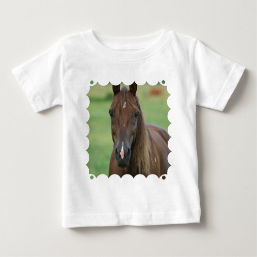 サラブレッド競走馬の幼児Tシャツ ベビーTシャツ (正面)