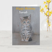 サラ、ハッピーバースデーの子猫の絵。 カード (黄色い花)