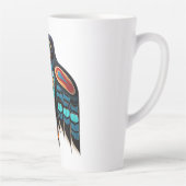 サリッシュのカラスのトーテム カフェラテマグ (右)