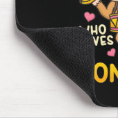 . .サルが好きな女の子 マウスパッド (コーナー)