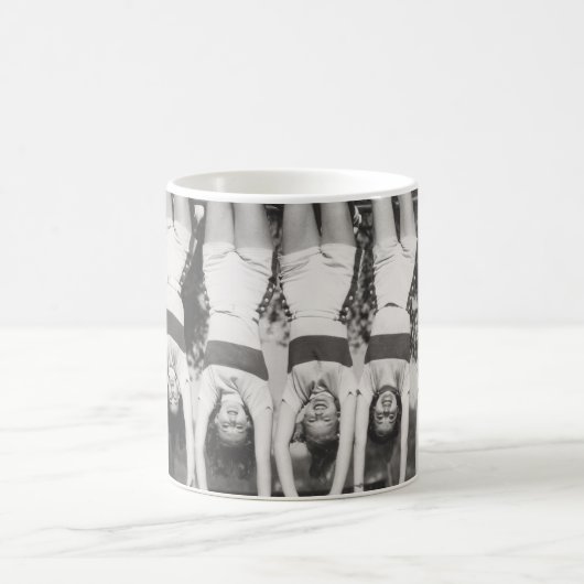 サルのバーにショーガールよくはしゃぐデザイン。 コーヒーマグカップ (中央)