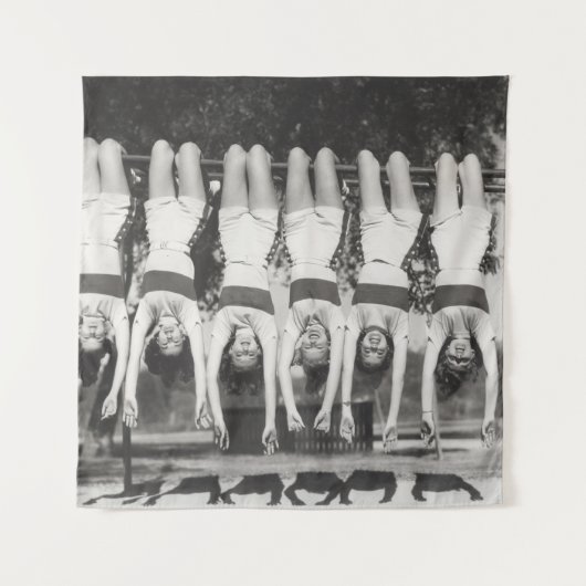 サルのバーにショーガールよくはしゃぐデザイン。 タペストリー (正面)