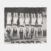 サルのバーにショーガールよくはしゃぐデザイン。 フリースブランケット (正面(横))