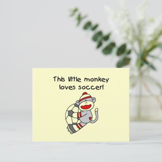 サルの靴下がサッカーTシャツとギフトを大好き ポストカード (スタンド正面)