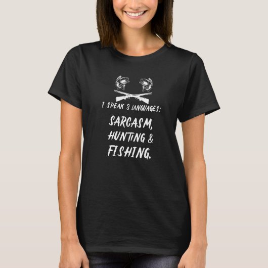 サルカズム 狩猟 釣り ギャグ 3言語を話します Tシャツ (正面)