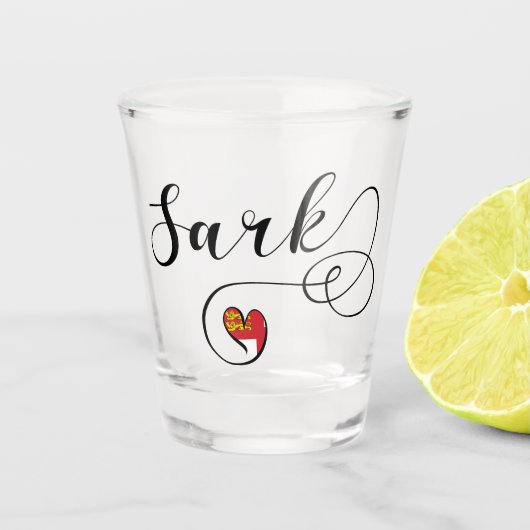 サルク国旗のハート、チャネル諸島 ショットグラス (正面)