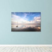 サルトンの穏やかな海に浮かぶ一隻の帆船 キャンバスプリント (インサイチュ (ウッドフロア))