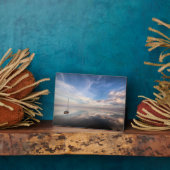 サルトンの穏やかな海に浮かぶ一隻の帆船 フォトプラーク (側面)