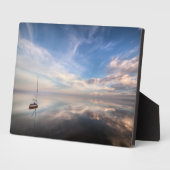 サルトンの穏やかな海に浮かぶ一隻の帆船 フォトプラーク (側面)