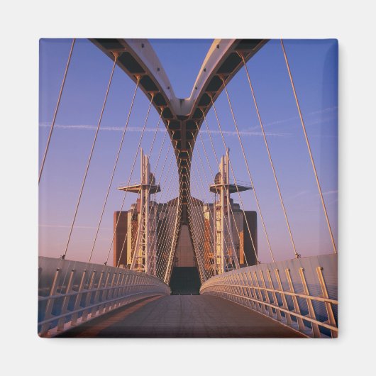 サルフォード・ローリー・センター・ミレニアム・ブリッジ マグネット (正面)