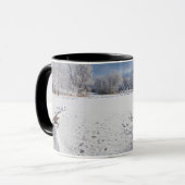 サレムヒルの池と森林に沿った冬の景勝地 マグカップ (正面左)