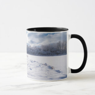 サレムヒルズの雪に覆われた池と森林 マグカップ