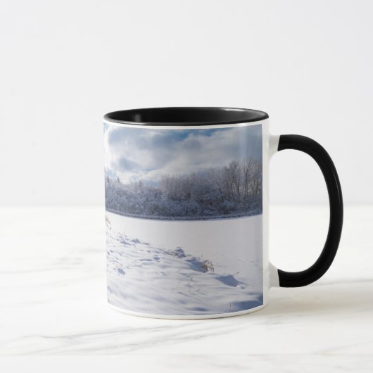 サレムヒルズの雪に覆われた池と森林 マグカップ (右)