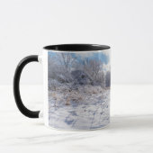 サレムヒルズの雪に覆われた池と森林 マグカップ (左)