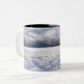 サレムヒルズ池と森の冬の風景 ツートーンマグカップ (正面左)