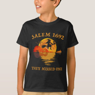 サレム1692彼ら恋しく思は1つの魔女乗馬箒ホール Tシャツ