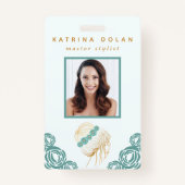 サロンティール（緑がかった色）金ゴールドフローラウプドフォト美容師 バッジ (正面)