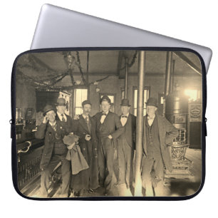 サロンバーインテリアメンマンケーブ1890のフォトパブ ラップトップスリーブ