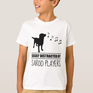 サロードプレイヤーに気を取られる好奇心旺盛な犬 Tシャツ