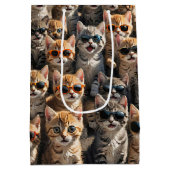 サンガクールラスをかぶった猫たち ミディアムペーパーバッグ (裏面)