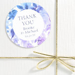 サンキューウォーターカラーフジ結婚テリア ラウンドシール<br><div class="desc">有難う紫の水彩藤のフローラ結婚式用シールエレガントは、水彩藤の花を柔らかいラベンダーに、紫の花を白い背景に緑のを付け離れて、紫の書道の台本に名前と日付を記した「ありがとう」を掲げて結婚いる。Evco Studio www.zazzle.com/store/evcostudioによるユーザー向け設計</div>