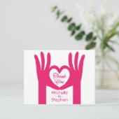 サンキューピンク明るい赤紫色ハンドハート ポストカード (スタンド正面)