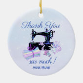 サンキュー裁縫マシンヴィンテージ青 セラミックオーナメント (裏面)