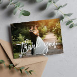 サンキュー |国文字結婚のサンキューカード ポストカード<br><div class="desc">新しいミセスの素敵な写真を持つ国をテーマにしたブラシスクリプトデザインとイメージだけでなく、色や文字がパーソナライズされた可能。</div>