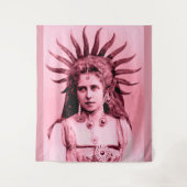 サンクイーンとしてルーマニアの女王マリー – ピンク タペストリー (正面)