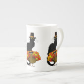 サンクスギビングルチャットノワールとトルコ巡礼者 ボーンチャイナマグカップ (正面右)