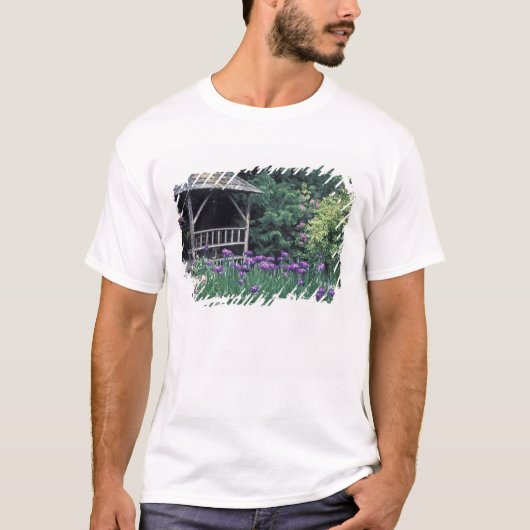 サンクンガーデンの木製パビリオンで Tシャツ (正面)