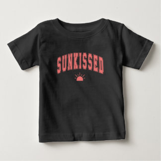 サンクissed（サンキス）ヴァーシティサマータイポグラフィ ベビーTシャツ