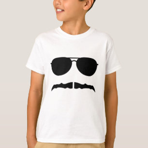 サングラスおよび「stache tシャツ