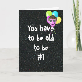 サングラスで古い誕生日バルーンを見る カード