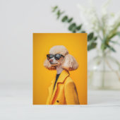 サングラスとイエローコートにシックなプードル ポストカード (スタンド正面)