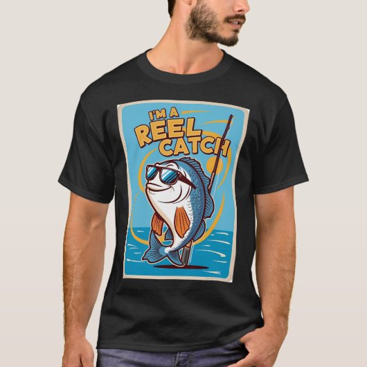 サングラスと釣り竿を持つかわいい漫画の魚 Tシャツ (正面)