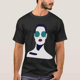 サングラスに入った女性も Tシャツ