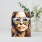 サングラスに反射する女性アイアート ポストカード (スタンド正面)