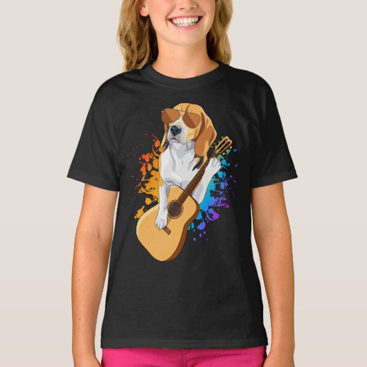 サングラスのギターガールを着遊たビーグル犬 Tシャツ (正面)