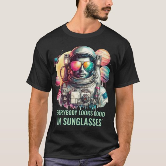 サングラスの宇宙飛行士 – スペース Tシャツ (正面)