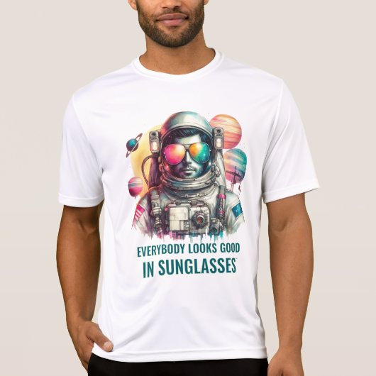 サングラスの宇宙飛行士 – スペース Tシャツ (正面)