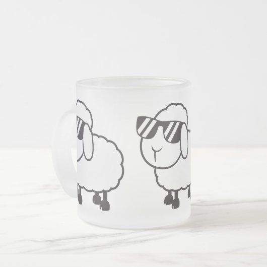サングラスの漫画の白いヒツジ フロストグラスマグカップ (正面左)