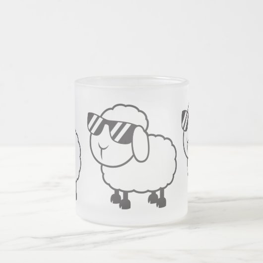 サングラスの漫画の白いヒツジ フロストグラスマグカップ (中央)