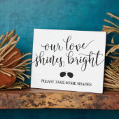 サングラスはサインを好む – 私たちの愛は明るく輝く フォトプラーク (側面)