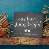 サングラスはサインを好む – 私たちの愛は明るく輝く フォトプラーク (側面)