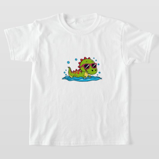 サングラスをかけたかわいいキャラクターの恐竜の水泳デザイン Tシャツ (レイダウン)