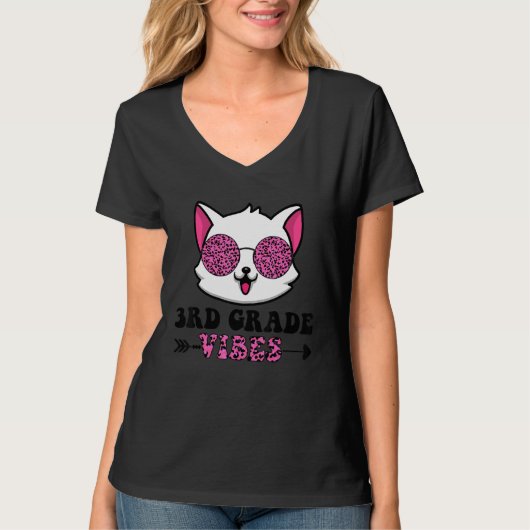 サングラスをかけたかわいい3年生のバイブス猫 Tシャツ (正面)